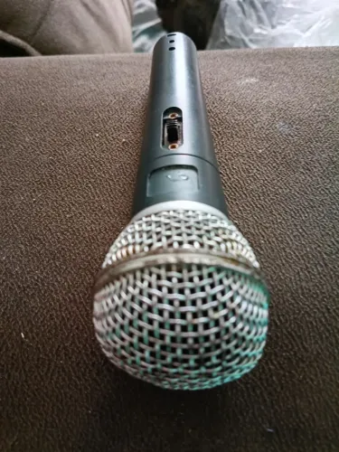 Microfone de fio MXT M-58 funcionando 