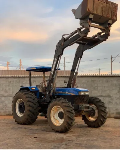 TRATOR AGRÍCOLA