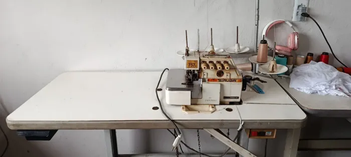 Maquima de costura interloque Siruba