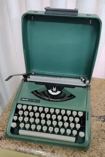 Máquina de escrever Olivetti Lettera 82