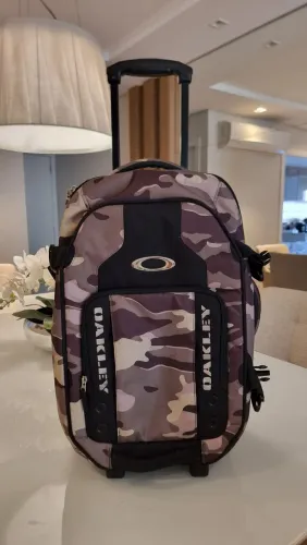 **TORRANDO** Mala ORIGINAL da OAKLEY camuflada c/Rodinha antiderrapante e alça telescópica