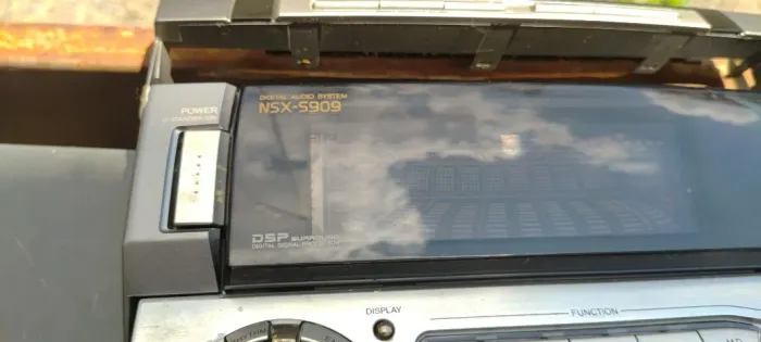 Frontal Completa com Display do Mini System Aiwa NSX S909, Funcionando.