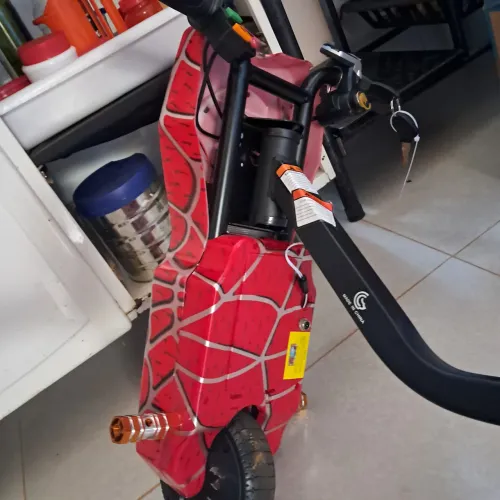 Triciclo elétrico infantil 