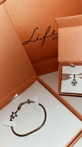 Vendo pulseira Vivara tamanho 17 juntamente de três berloques