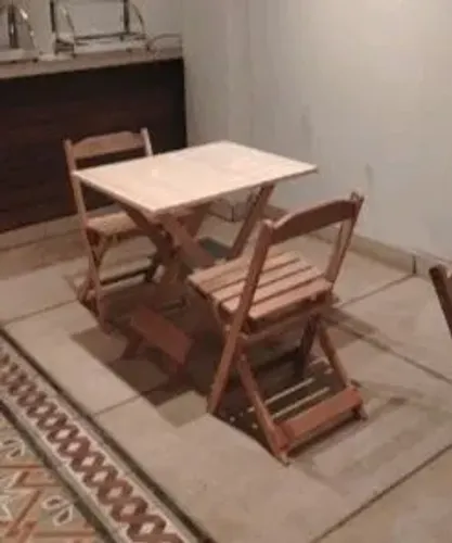 Mesa madeira com 2 cadeiras