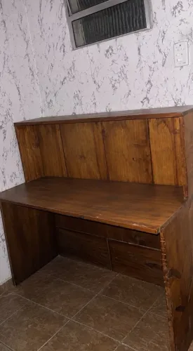 Mesa de madeira envernizada