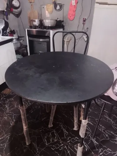 Vendo uma mesa com as cadeiras