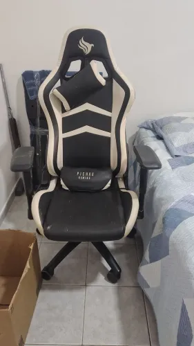Cadeira gamer usada (com algumas marcas)