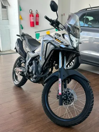 HONDA XRE SAHARA ADVENTURE 300 2024/2025 (KM: 6.400) IPVA 2026 PAGO.