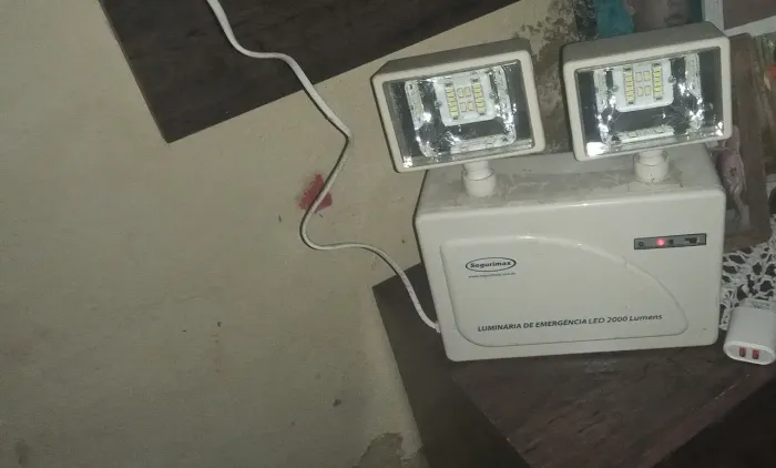 de Emergência LED 2000 Lúmens da Segurimax.