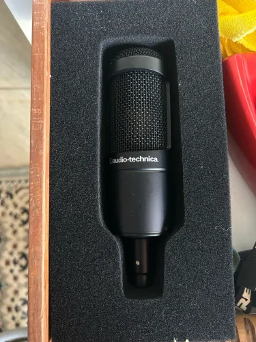 Microfone condensador Áudio -Technica com Shock Mount