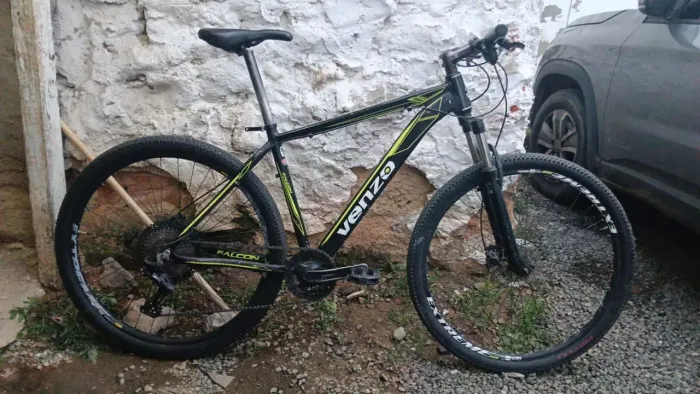 Bicicleta Venzo aro 29 12v freios Shimano em bom estado para o dia dia e ciclismo