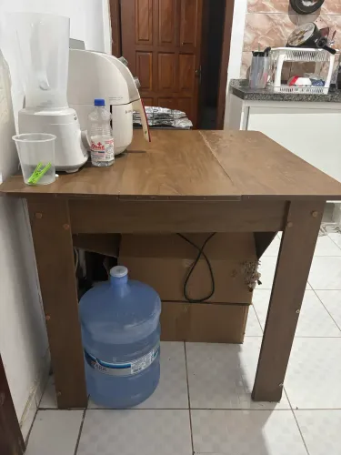 Mesa quadrada (sem cadeira)