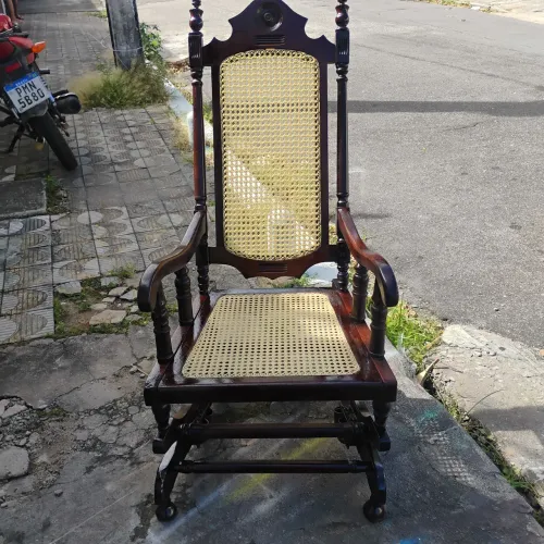 Cadeira de balanço antiga 