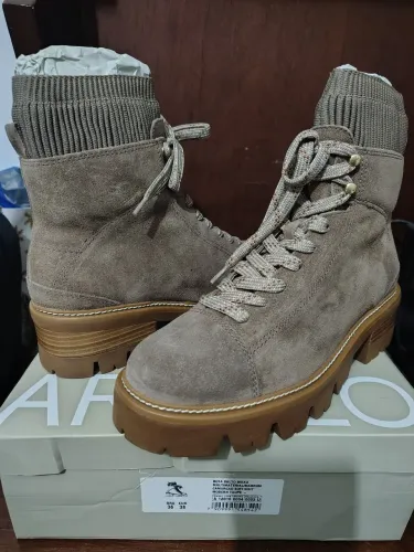 Bota salto baixo de camurça Arezzo