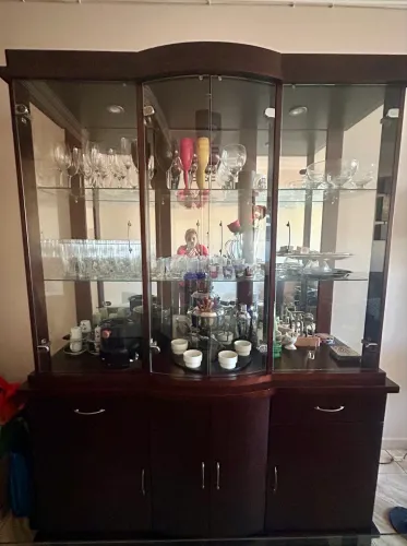 Cristaleira de madeira e vidro semi nova