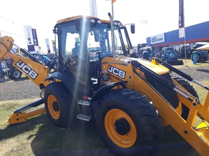 JCB 4CX ECO 6 em 1  4x4 Completa 2026 
