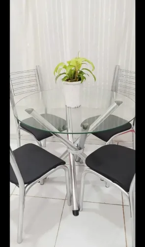 Mesa de vidro com 4 cadeiras