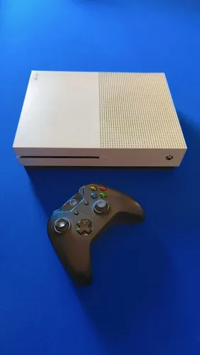 Xbox One S 4K + Controle + Cabos + Jogos<br>Vendo Xbox One S 4K em excelente estado