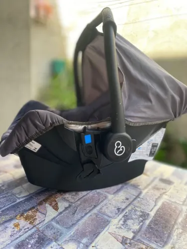 Kit bebê conforto, berço s/ colchão e carrinho de bebê