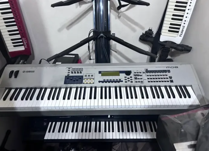 Sintetizador Yamaha MO8 - 88 teclas de piano