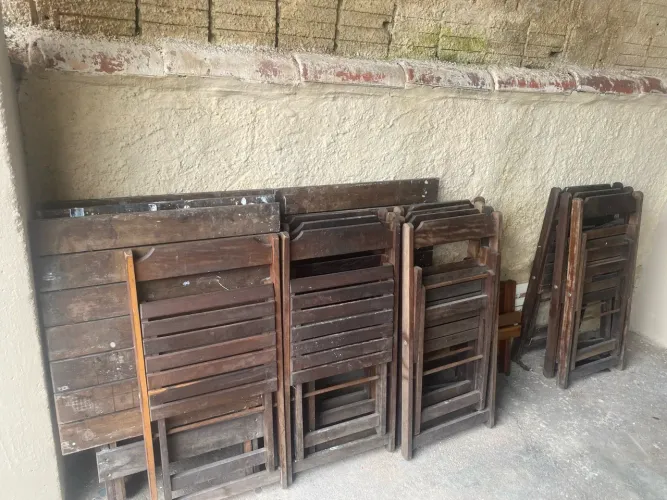 Jogo de mesa e Cadeiras de madeira