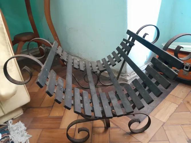 Revisteiro metal com madeira
