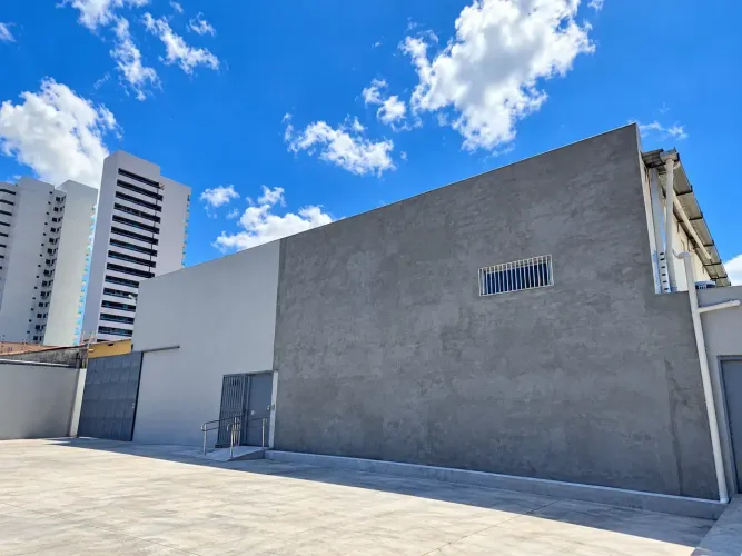 Galpão com 597m2 (terreno 927m2) na Av. José Filomeno Gomes no Luciano Cavalcante