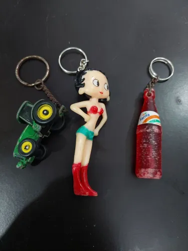Kit chaveiro antigos <br>Betty Boop, <br>Trator John Deere<br>Garrafa de Fanta<br>50,00 os 3