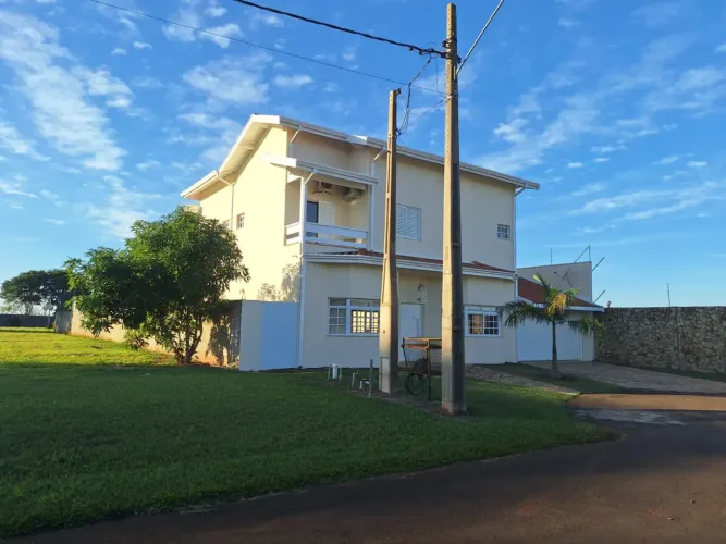 Belíssima Casa em Condomínio fechado em Cesário Lange