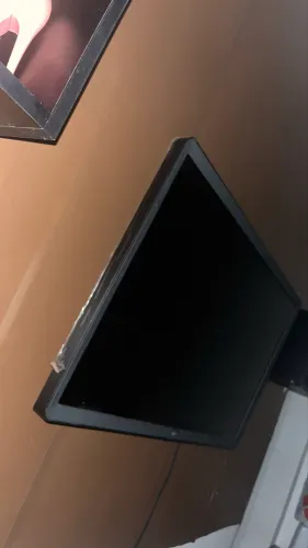 Tv Samsung pra vender logo tá só acumulando espaço 