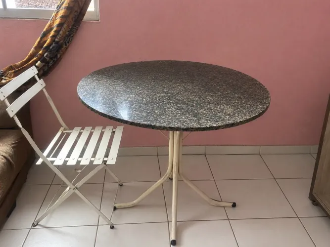 Mesa de mármore + cadeira