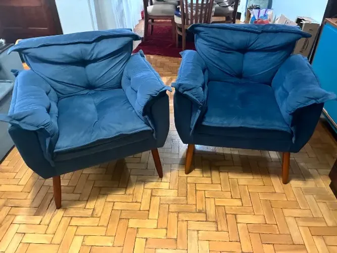 Par de poltronas modelo Opala azul-marinho com pés palito + 2 almofadas de brinde