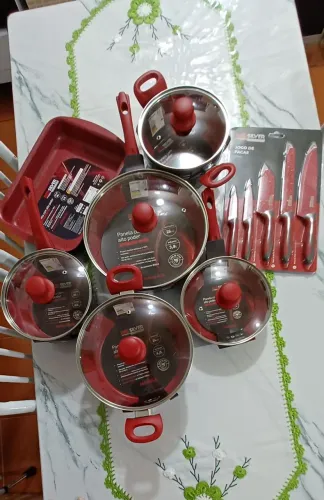 JOGO DE PANELAS DE LUXO DA RED SILVER. NOVO E COM UM REVESTIMENTO ANTIADERENTE