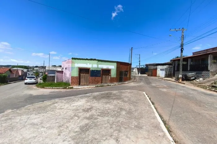"Loja Comercial Espaçosa no Centro de Santo Antônio"