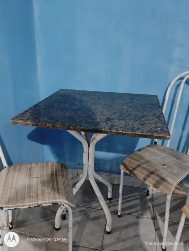 Mesa com 4 cadeiras 