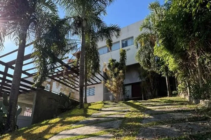 Casa de Luxo em Capitólio - 6 Suítes e Piscina