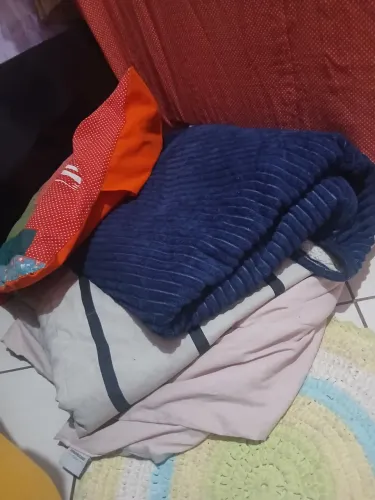Edredon e cobertor, uma almofada