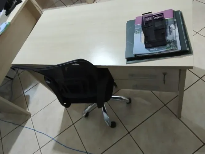 MESAS PARA ESCRITÓRIO 1,20X,060,X0,75 MARCA INCOLFLEX / CADEIRAS PÉS PALITO 