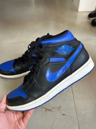 Air Jordan 1 Mid Black Hyper Royal (preto e azul)