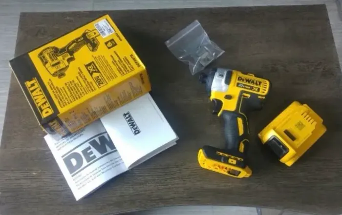 Parafusadeira de impacto DEWALT 20Vcom bateria de 2A.