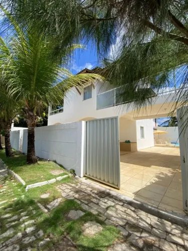 Casa com 4 dormitórios . Piscina. Condomínio pé na areia na Praia do Piruí-Arembepe