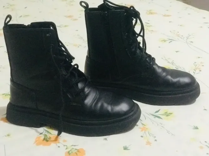 Bota de couro da Zara 