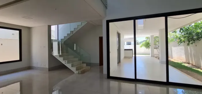 Excelente sobrado à venda no Condomínio Jardins Valência, com 300m², em Goiânia.