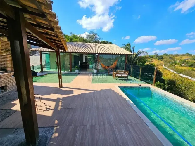Casa dentro de condomínio com 04 suítes à venda em Chã Grande/PE!