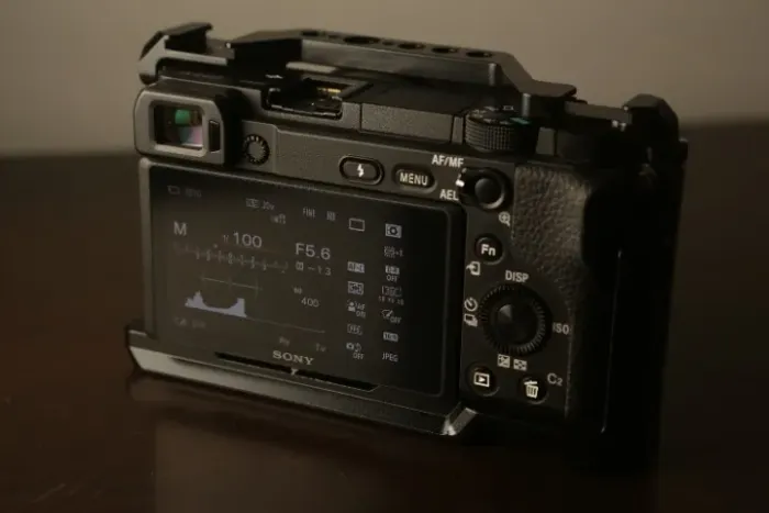 Camera Sony A6400 + lente Sony 16-50 f3.5-5.6/PZ OSS + cage Small Rig