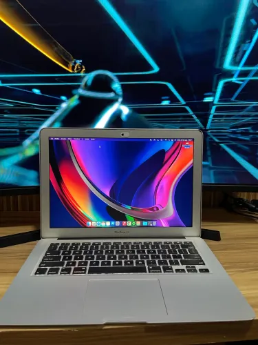MacBook Air 13" - i5 / 8GB RAM / SSD - macOS Monterey
