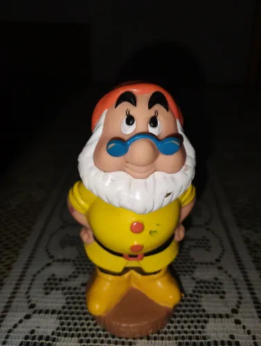 Vendo um boneco da Branca de Neve e os sete anões
