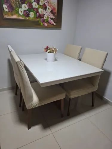 Mesa com 4 cadeiras 