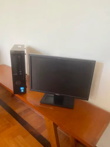 Computador com teclado e mouse